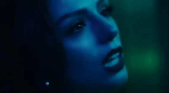 Assista ao clipe da nova música, "Green Light", com a letra e a tradução!