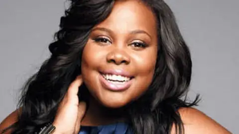 Amber Riley, de "Glee", lança seu single em programa de TV