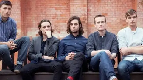 Indies do The Maccabees chegam pela primeira vez ao topo da parada britânica de álbuns