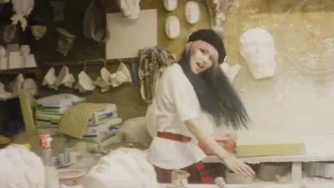 Veja o novo clipe da cantora Grimes, "California"