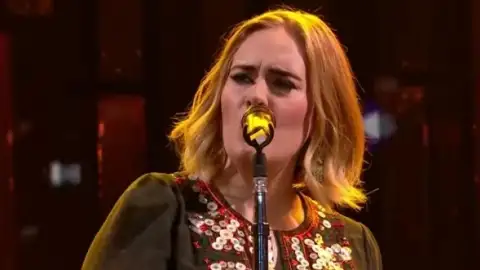 Adele domina a parada britânica de álbuns depois de show consagrador em Glastonbury