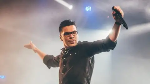 Paulo César Baruk anuncia "Piano e Voz 2". Ouça os sucessos do cantor no Vagalume.FM!