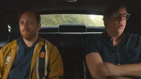 The Black Keys tentam "fazer as pazes" no divertido vídeo de "Go". Veja!