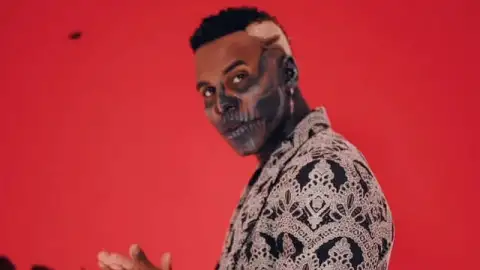 Com inspiração latina, Jason Derulo lança "Mamacita". Veja o lyric video