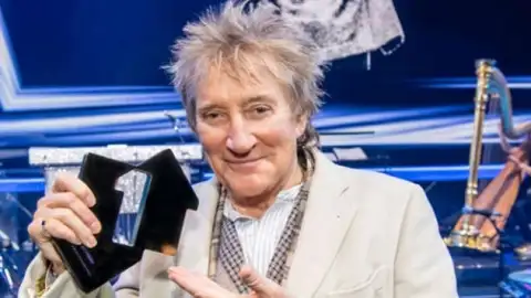 Entenda a carreira de Rod Stewart através de cinco músicas clássicas do cantor