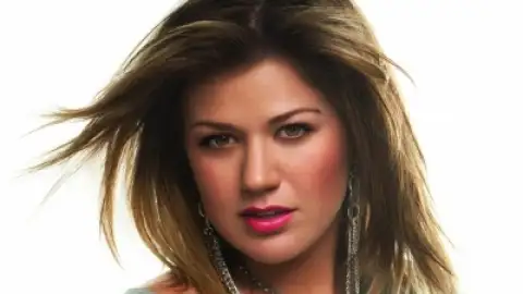 Vídeo: Kelly Clarkson faz cover de "Till The World Ends" de Britney Spears