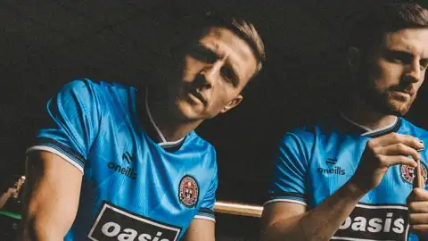 Oasis lança camisa de futebol com o Bohemian FC em celebração à turnê mundial