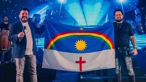 Bruno e Marrone esclarecem episódio e mostram que ergueram bandeira de Pernambuco em show
