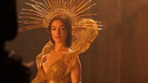 Em uma mistura de Lady Gaga com Taylor Swift, Anne Hathaway cantará músicas originais em novo filme