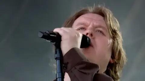 Lewis Capaldi revela que terapia o ajudou a retomar a carreira após crises de Tourette e ansiedade