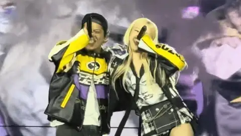 Bruno Mars sobe ao palco para cantar "APT." com Rosé durante show do BLACKPINK em Los Angeles. Veja!