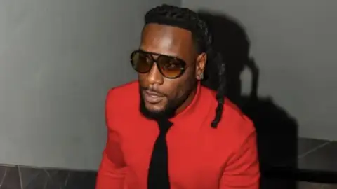Burna Boy se desculpa por dizer que Afrobeats "não tem substância" e que é "sobre nada"