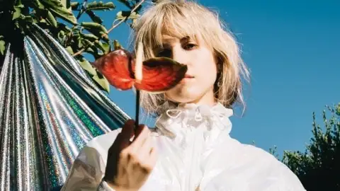 Hayley Williams surpreende com 17 músicas inéditas acessíveis via código exclusivo. Veja as letras!