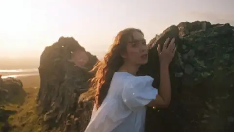 Laufey traz balada reflexiva em novo single, "Snow White". Ouça com letra e tradução!