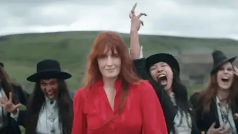 Florence + the Machine lança o single "Everybody Scream". Veja o clipe com letra e tradução!