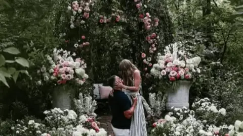 Sabrina Carpenter, Selena Gomez e outros reagem a noivado de Taylor Swift com Travis Kelce. Veja!