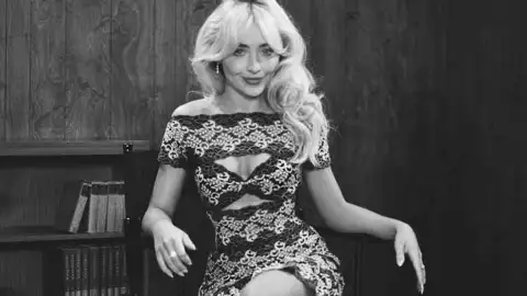 Sabrina Carpenter fala sobre como término inesperado inspirou o álbum "Man's Best Friend"