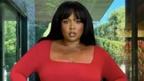 Lizzo admite que planos de voltar à música &ldquo;desmoronaram&rdquo; após processos de ex-dançarinas