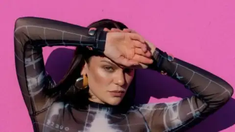 Jessie J retorna aos palcos após cirurgia devido a câncer de mama