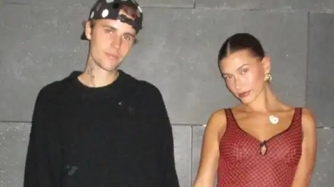 Justin Bieber e Hailey seguem enfrentando desafios, mas acreditam que são "almas gêmeas", diz site