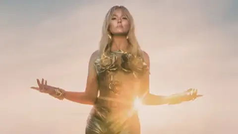 Perrie Edwards lança seu primeiro disco solo, "Perrie". Ouça com todas as letras!