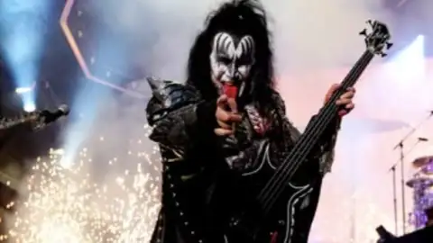Gene Simmons sofre acidente de carro ao desmaiar ao volante