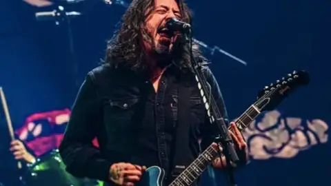 Foo Fighters negocia show gratuito em Brasília