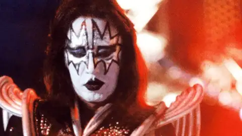 Morre Ace Frehley, icônico guitarrista do Kiss, aos 74 anos 