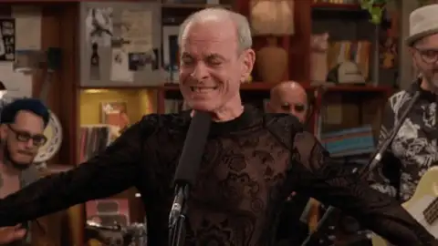 Ney Matogrosso canta clássicos em uma performance surpreendente no Tiny Desk Brasil. Assista!